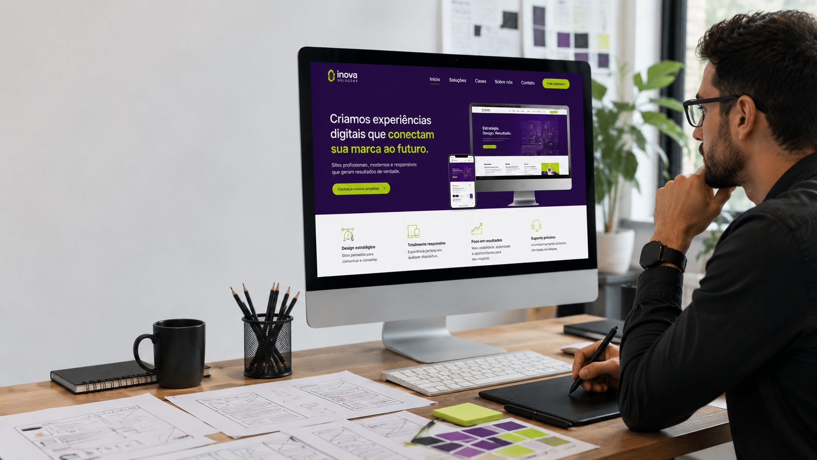 Designer revisando um mockup de site profissional